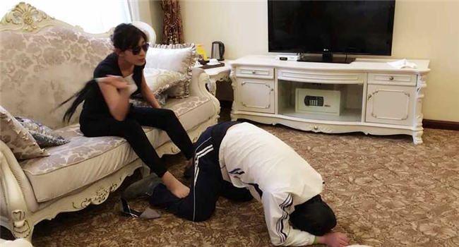 173长腿美女，平底鞋抽耳光，SP鞭打，闻鞋舔脚，骑马遛狗，语言羞辱