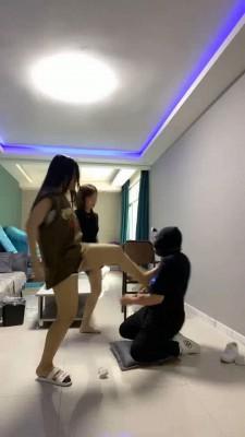 【调教视频】【精神小妹】强制原味呼吸/踩踏深喉/暴力踢踹跺头