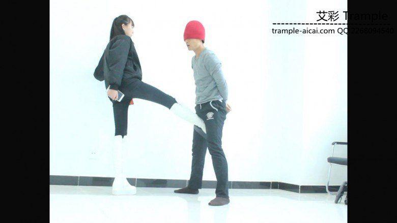 00后天使女主长靴踢蛋、膝顶肚腹下体！