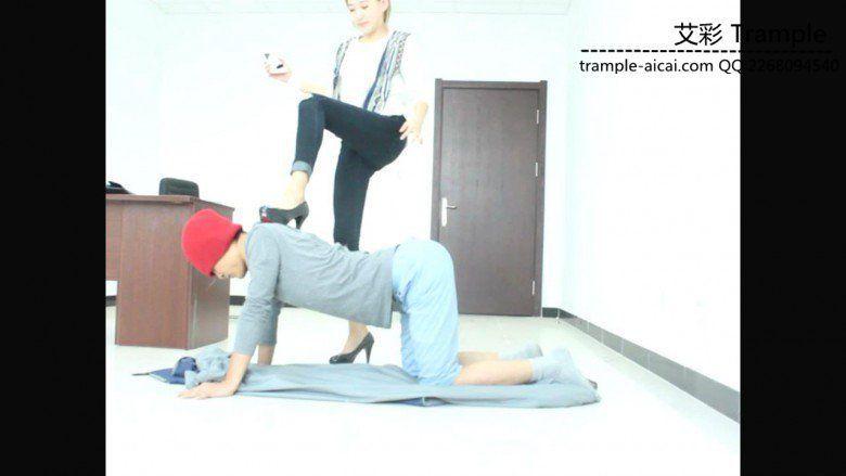 冰冰女主跨步羞辱骑乘贱狗！