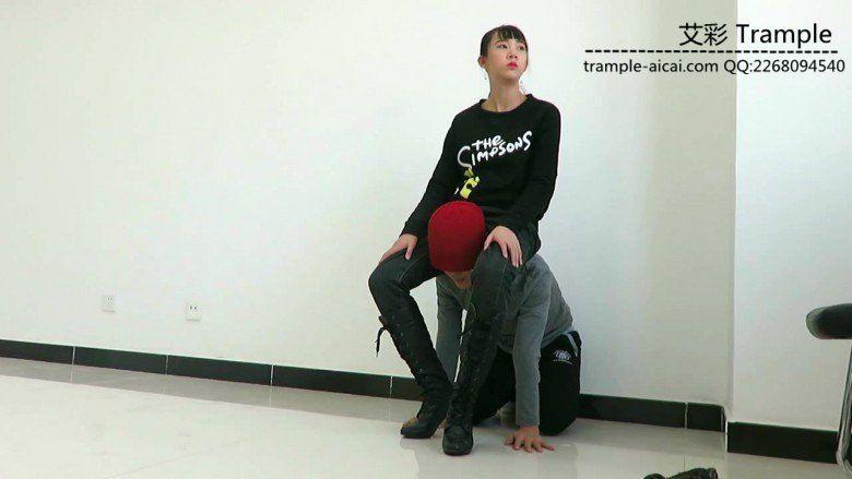 00后天使女主长靴踢踹，扇耳光，堵墙角暴打贱狗！