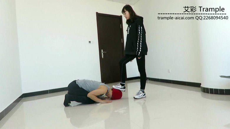 00后天使女主踢裆钻跨暴打羞辱贱狗！