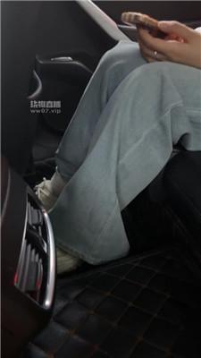 【素人挖掘机】小姐姐脏鞋白袜车内调 JS250525-32