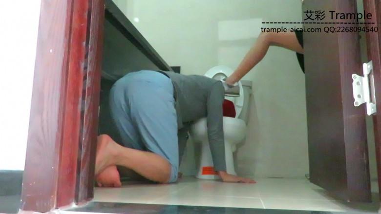 厕所里伺候00后天使的贱狗！