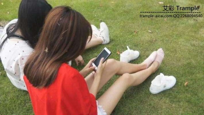 大一两位美女学生的户外美足秀