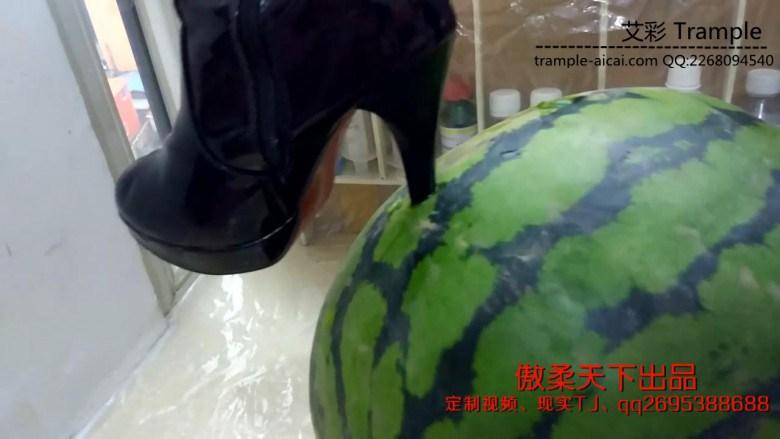 长筒帆布加高跟踩香蕉和西瓜