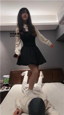 【猴歌】骑马骑脖-白袜脚踩踏 bf51709