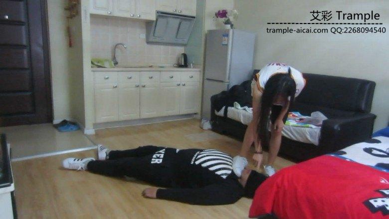 剧情美女球衣休闲板鞋踩踏舔鞋羞辱