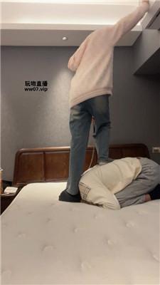 【伊未】牵狗链白袜脚踩虐 bf51345