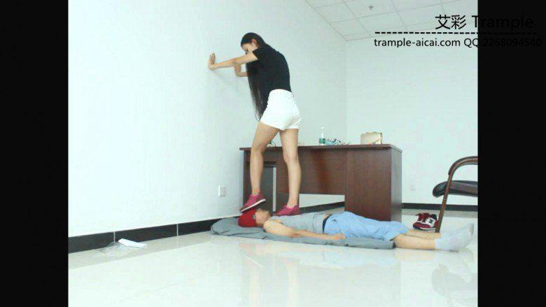 超漂亮老师天依女主运动鞋践踏贱狗头部身体！