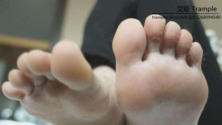 舔学生美女的裸足原味脚