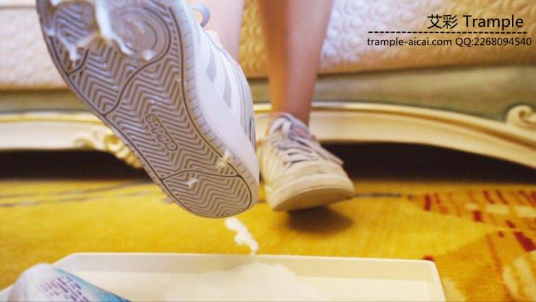 希雨运动鞋船袜裸足喂食