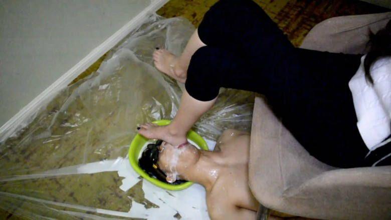 『奴隶岛』—萱萱牛奶舌浴、含牛奶插嘴深喉