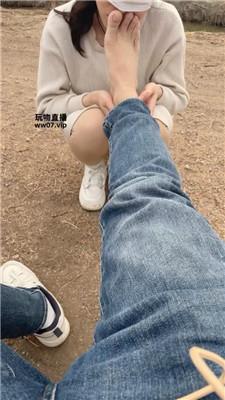 【宇王】户外遛母狗舔脚 JS250311-21