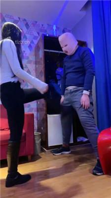 【毛绒月亮】长靴提档/抽耳光/踩踏闻白袜/脚插嘴