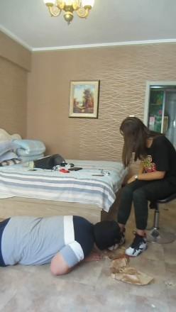 篮球长腿美女aj脏篮球鞋踩踏喂食语言羞辱 篮球长腿美女aj脏篮球鞋踩踏喂食语言羞辱