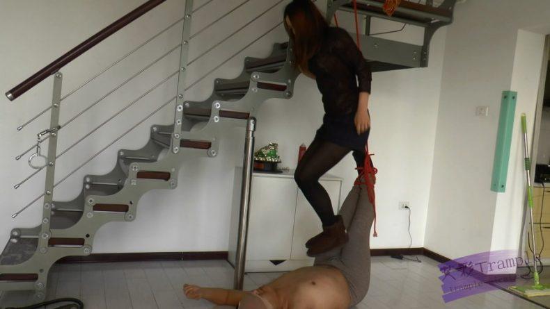 琳女神 典雅女神雪地靴里的丝袜脚虐踩