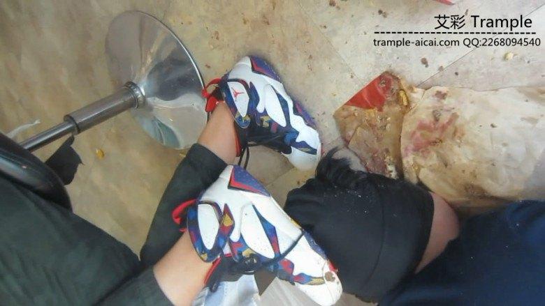 篮球长腿美女aj脏篮球鞋踩踏喂食语言羞辱 篮球长腿美女aj脏篮球鞋踩踏喂食语言羞辱