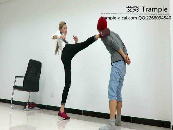 冰冰女主暴打小流氓膝顶，踢裆！