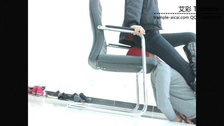 00后女主长靴坐脸窒息虐踩下体！