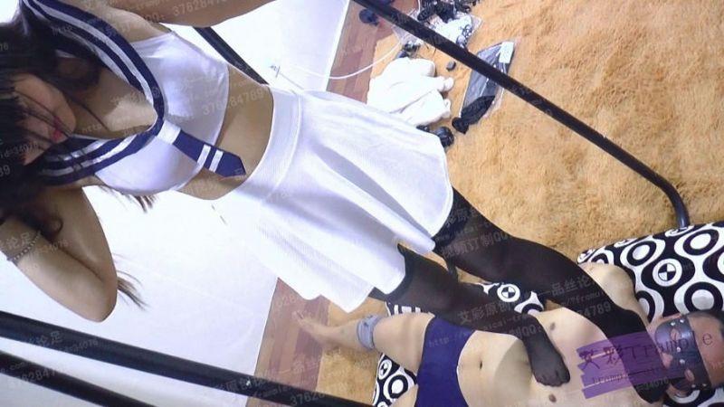 按摩女黑丝高跟踩踏贱货客人