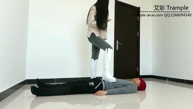 漂亮老师天依女主坐踩重剁羞辱调教贱狗！