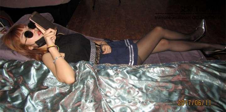 暴力女神捻鸡碎蛋黑丝脚