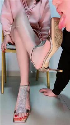 【甜心教主】高跟裸足美腿恋足舔