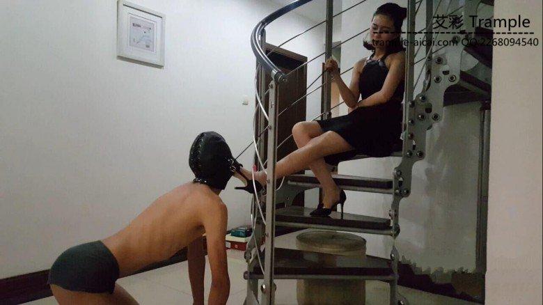 最新艾丝女王居家系列—–楼梯间调教贱狗