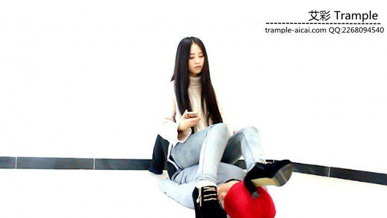 超美冷傲天依女主高跟短靴对贱狗踢踹、坐腹及全体重踩踏！