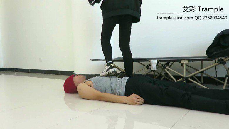 跪舔00后天使女主运动鞋底被运动鞋碾踩下体身体！