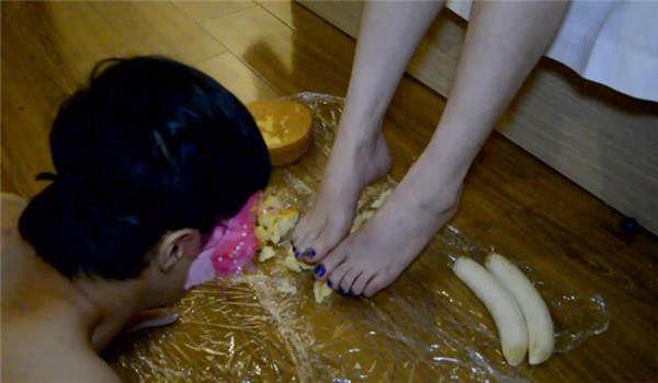 『奴隶岛』—狗奴喂食