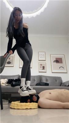 【七月大大】瑜伽女神S-脏鞋白袜踩虐踢踹 bf50739