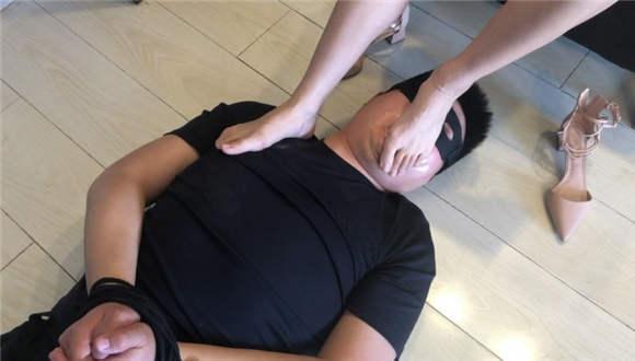 〖碎蛋娇娃〗美女惩罚入室小偷的特殊方式