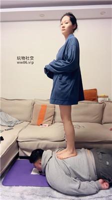 【埋汰】玉足踩虐猥琐继父 JS250304-16