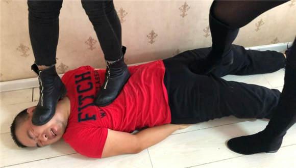 〖碎蛋娇娃〗尝尝皮靴女郎的厉害