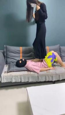 【调教视频】【精神小妹】3S学生主全体重跳踩