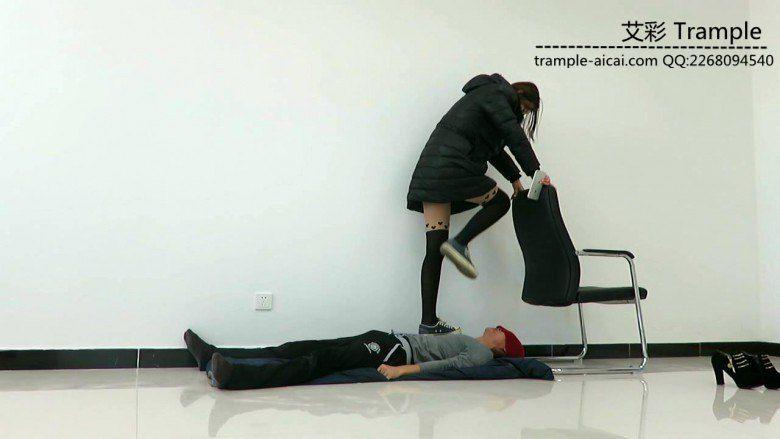 甜美媛媛女主帆布鞋蹦跳踩踏贱狗身体下体！