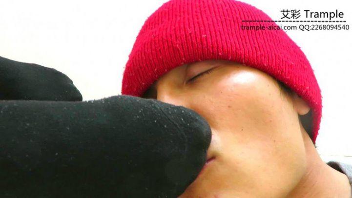 贱狗伺候休息时的00后天使女主跪舔裸足棉袜！