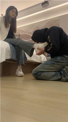 【沐沐大大】闺蜜观战-抽耳光/小白鞋白袜玩弄 JS250108-32