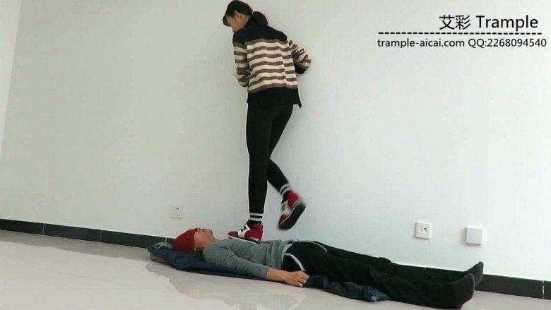 00后女主运动鞋跑踏人体软垫骑乘休息！