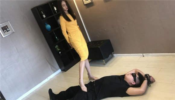 〖碎蛋娇娃〗美女惩罚入室小偷的特殊方式