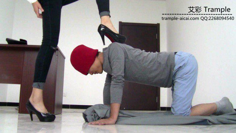 冰冰女主跨步羞辱骑乘贱狗！