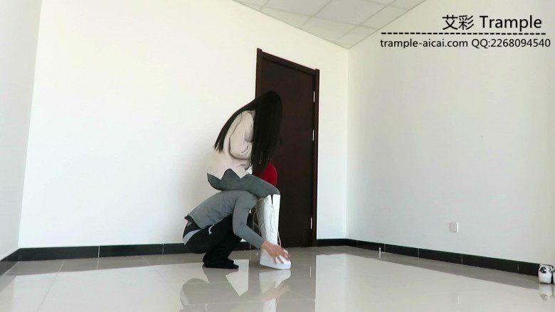 天依女主骑乘贱狗，骑马骑脖子！