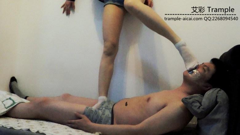 黑冰S原味白短丝踩踏窒息 往鼻孔里吐痰呛死贱奴 黑冰S原味白短丝踩踏窒息 往鼻孔里吐痰呛死贱奴