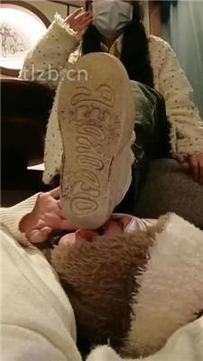 【爱可呀】双S-伺候超模学姐-胯下羞辱/舔脚清理鞋底