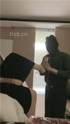 【小月牙】狗链拴丧家之犬-虐乳/藤条抽/闻舔高跟/卫生巾辱