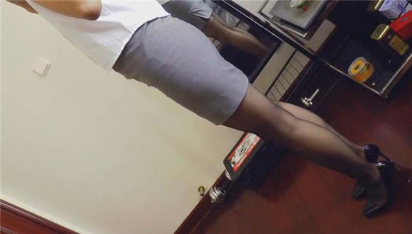 馨雨起床换丝袜