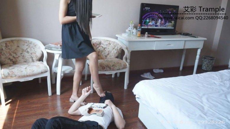 大二女生佳佳对狗奴的语言羞辱调教