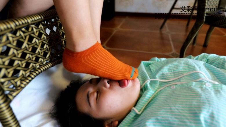 喵学姐第一次面对镜头 舔她棉袜